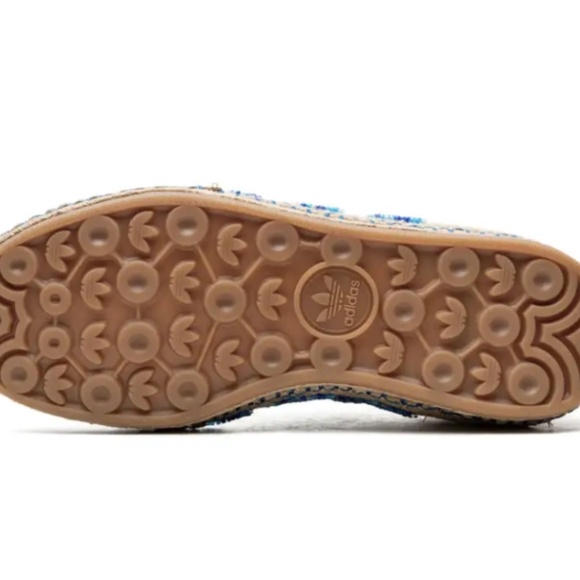 Athletic_Shoes